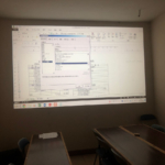 約160インチの画面を壁に投影してます。エクセルの画面。近くて見にくいかも。